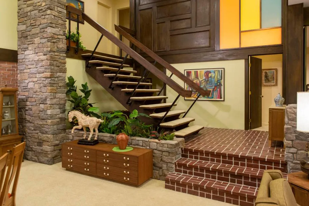 HGTV: Brady Bunch staircase