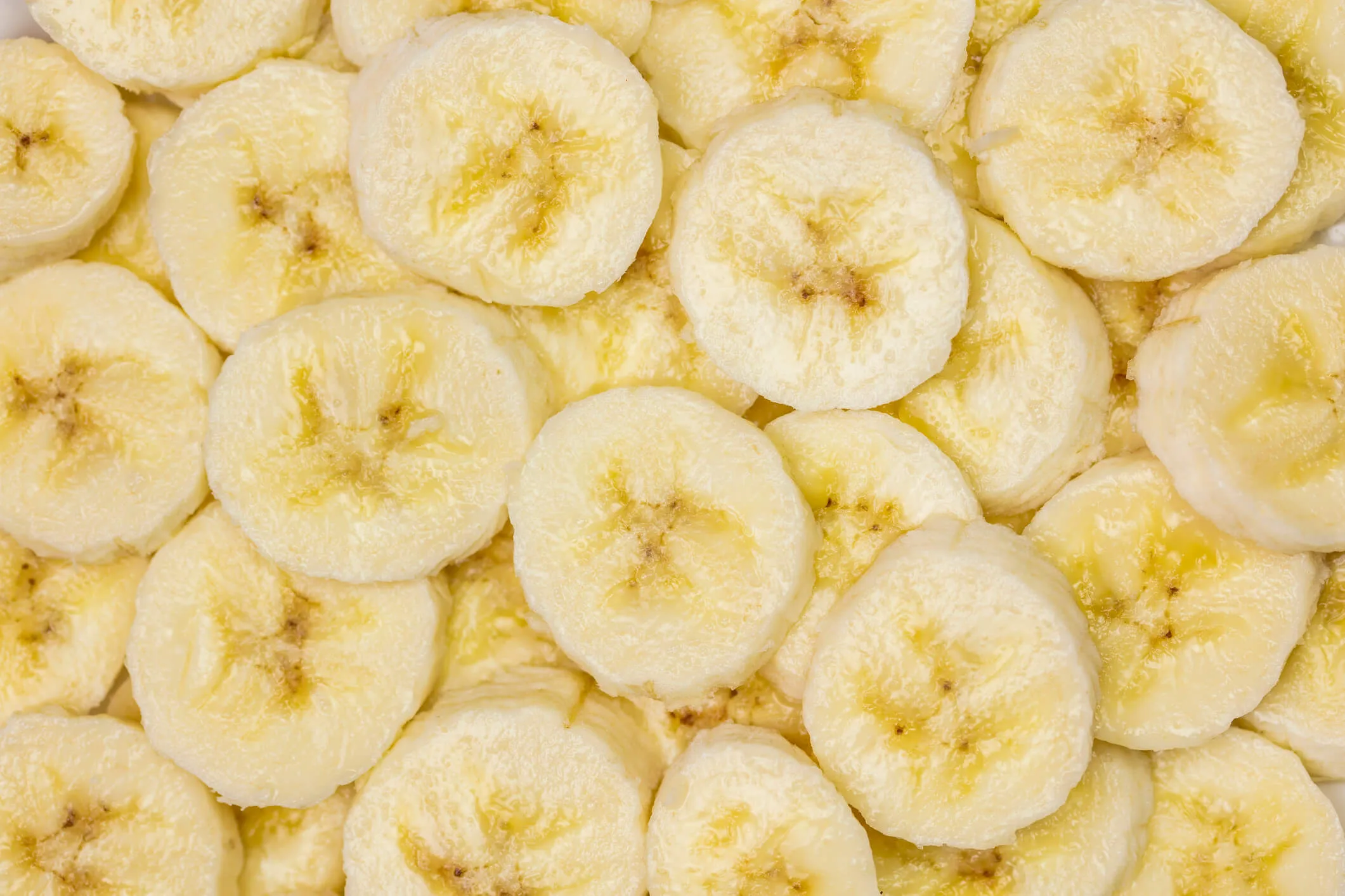 How to freeze bananas and use them to make delicious snacks