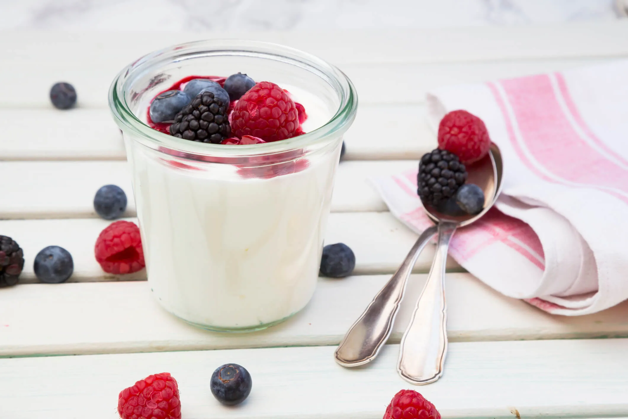 Green yogurt with berries