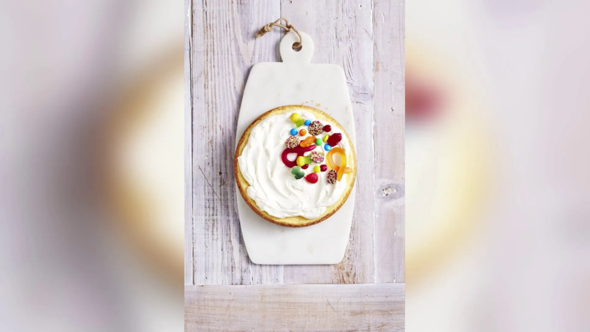 4 quick and easy ways to decorate a cake