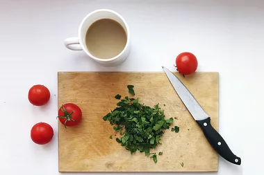 How to sharpen your knife with a mug