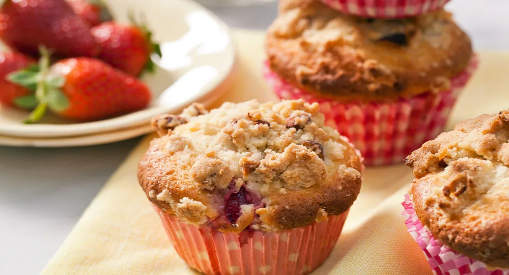 Strawberry and almond muffins with crumble topping