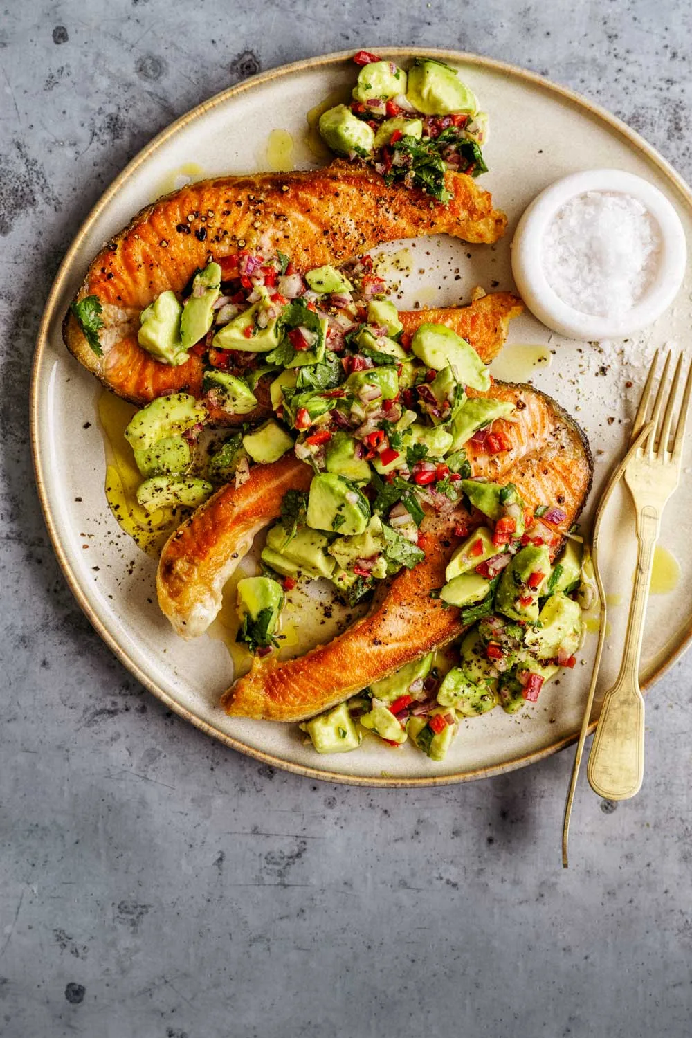 Salmon cutlets with guacamole