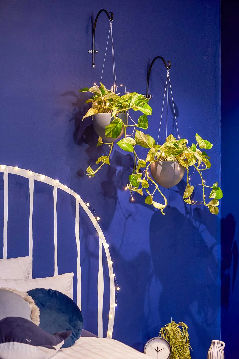 Hanging pots with fairy lights in bedroom