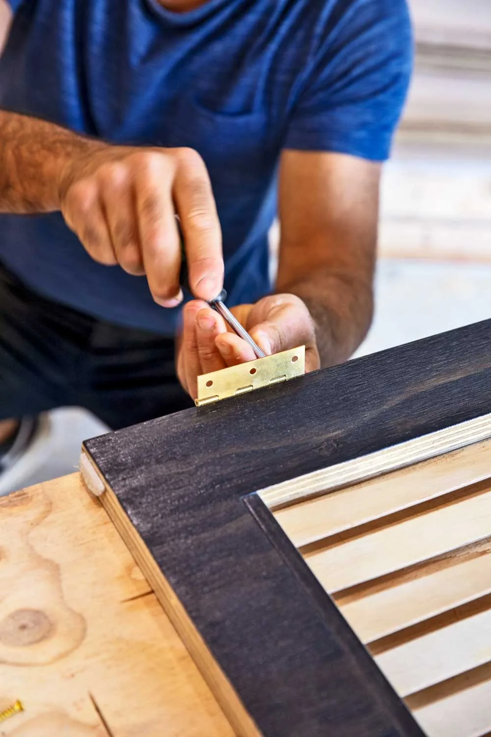 Attaching hinge to screen