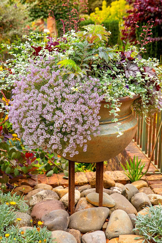 Cloudehill garden urn