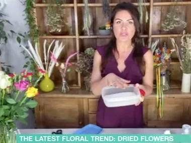 How to dry flowers in the microwave