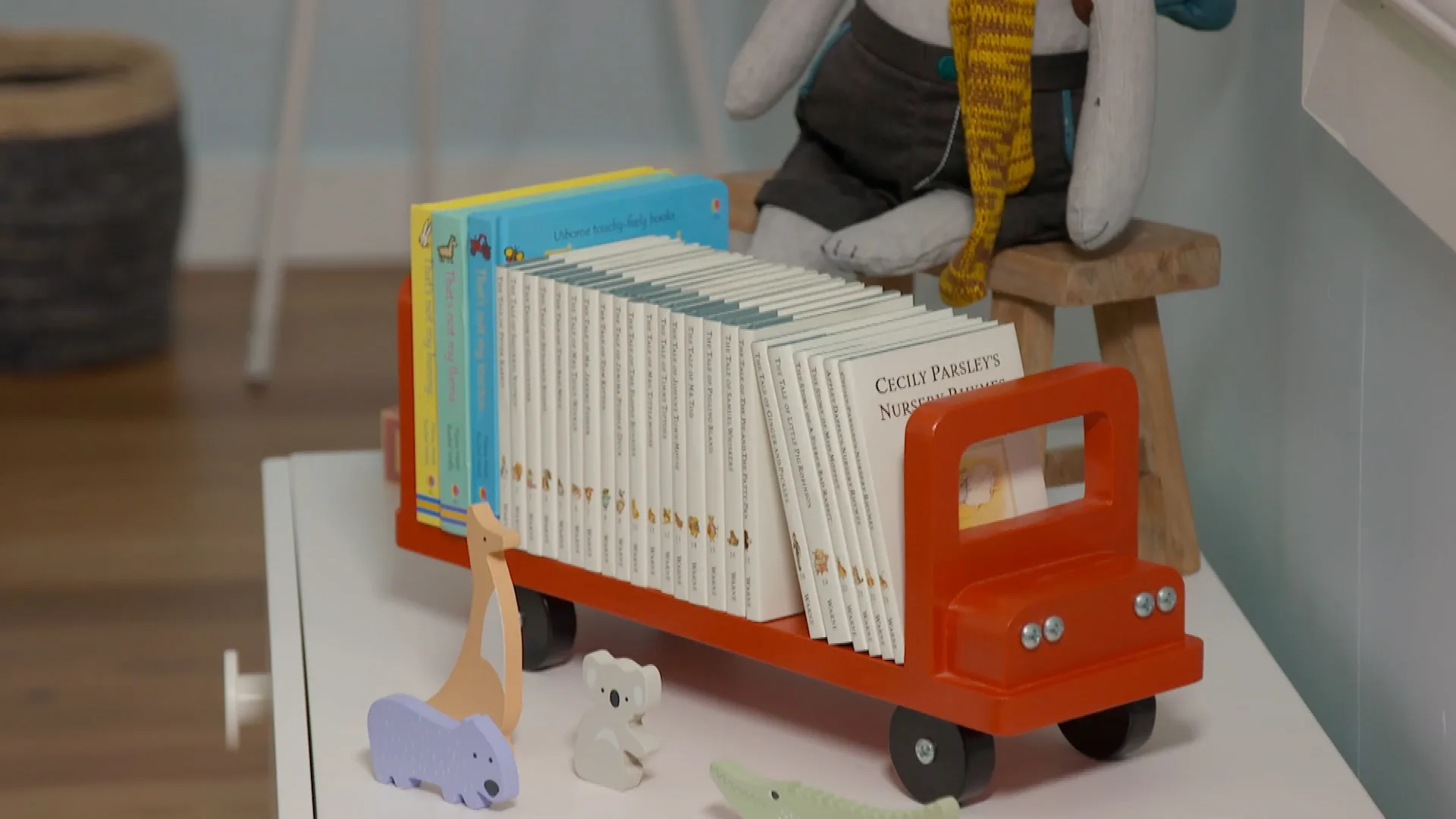 How to make bus-shaped bookshelves