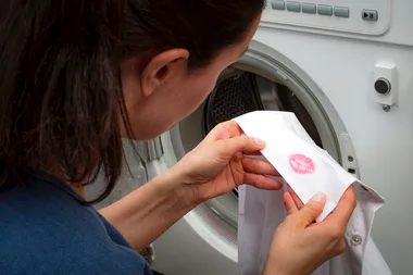 How to avoid getting make-up on white clothes