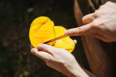 2 new Aussie hacks to peel a mango