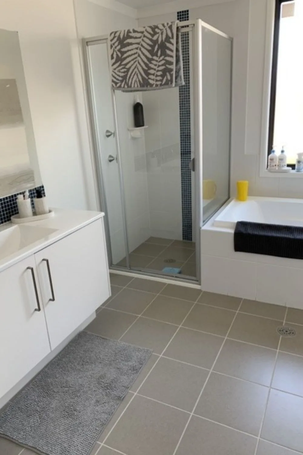 Old and ugly bathroom before makeover