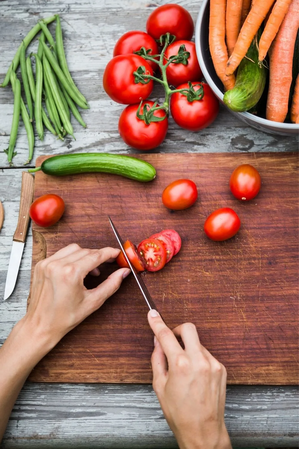 cutting tomatos