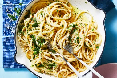 Bucatini pasta with cheese and pepper