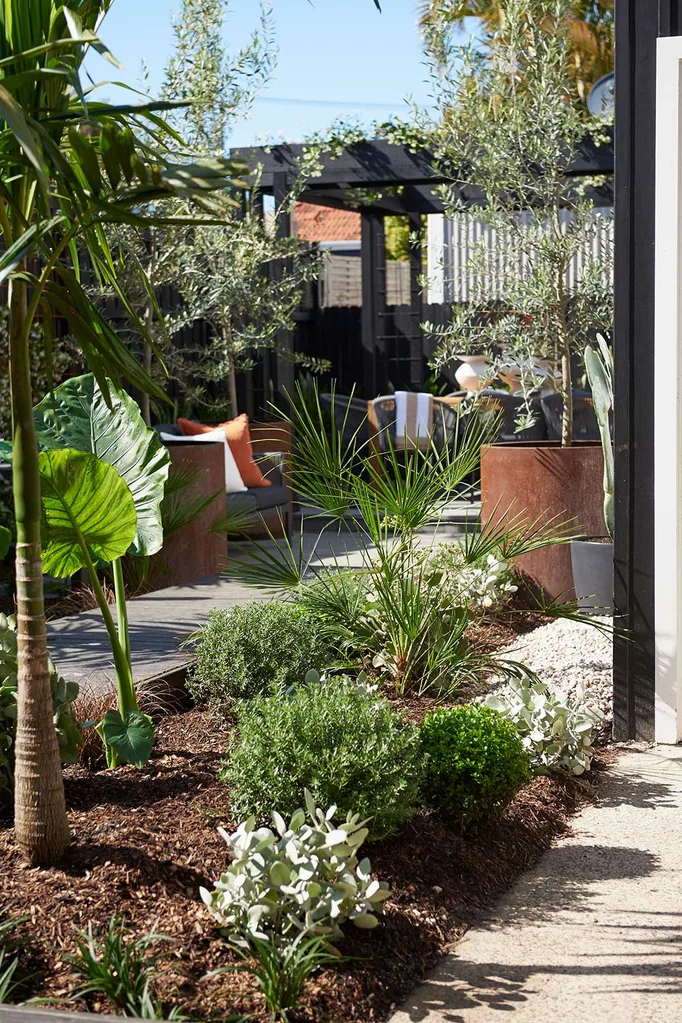 Resort style garden by Charlie Albone