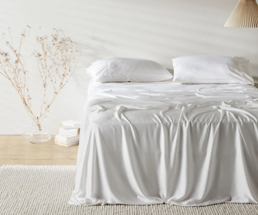 Ettitude signature bedding set in white