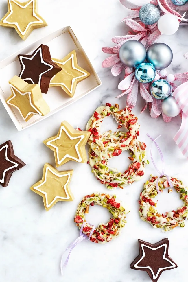 pretzel wreath and cookies