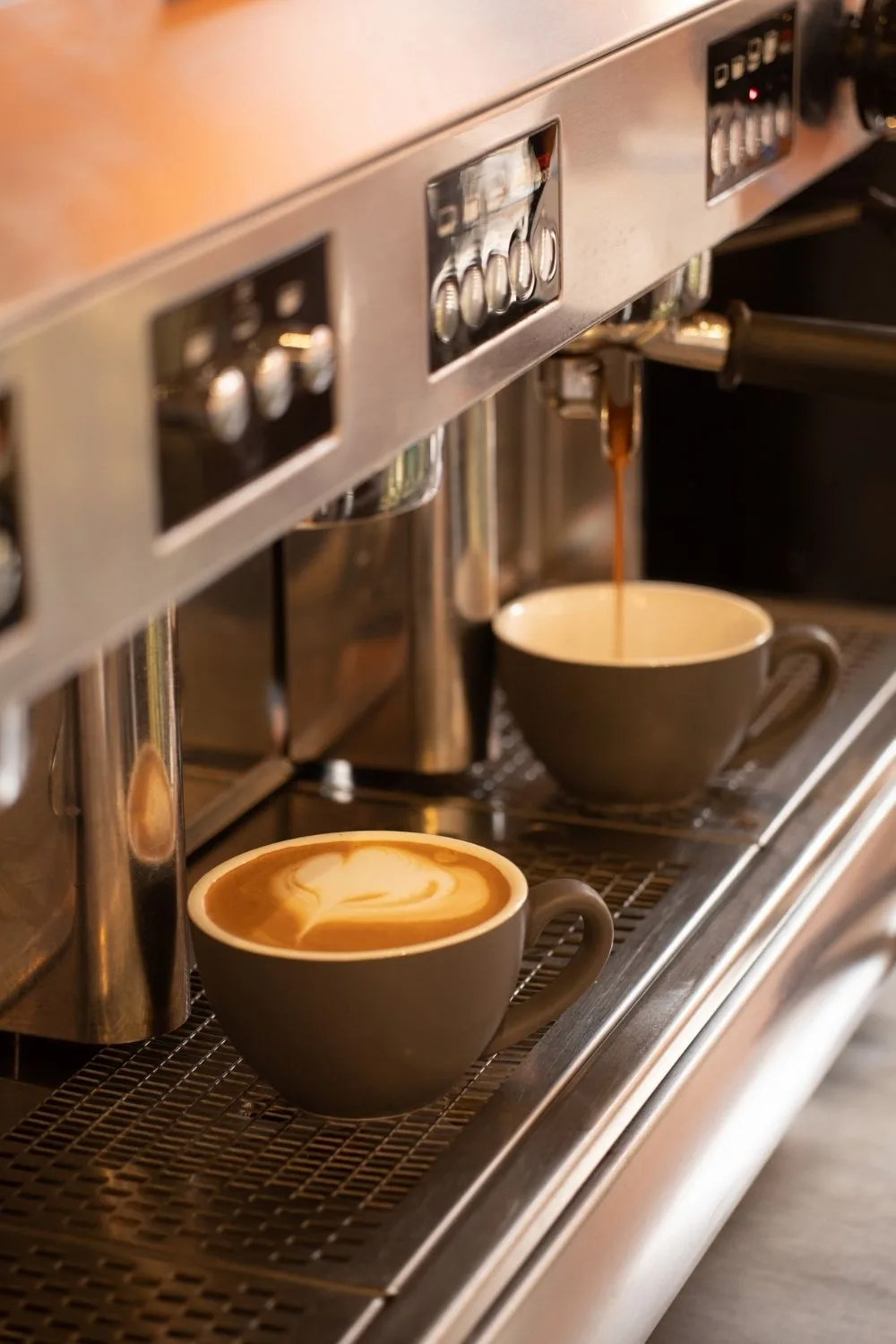 Espresso coffee machine with two coffee cups