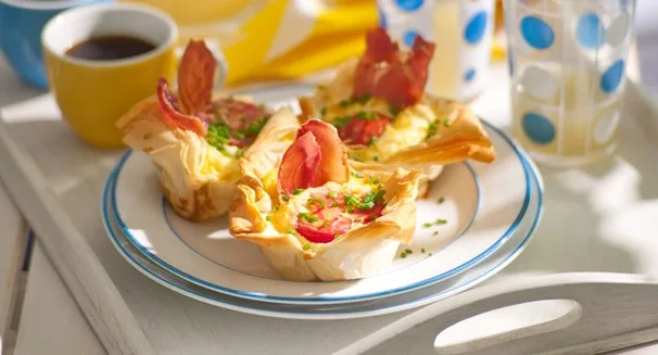 Mini filo quiches with prosciutto, tomato and crème fraîche