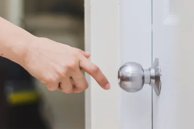 How to replace your door handle