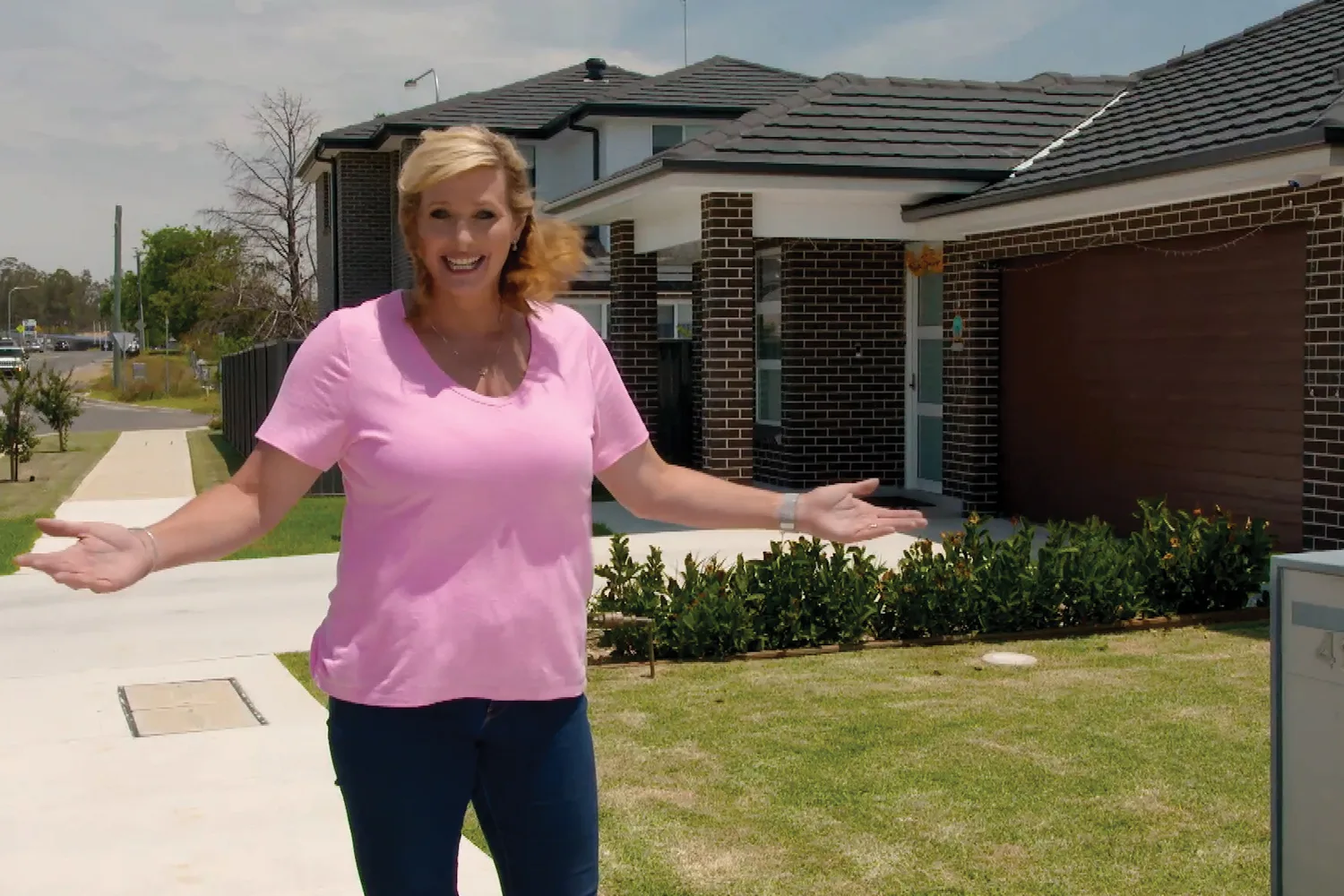 Johanna visits Ashleigh Gardner at home