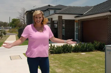 Johanna visits Ashleigh Gardner at home