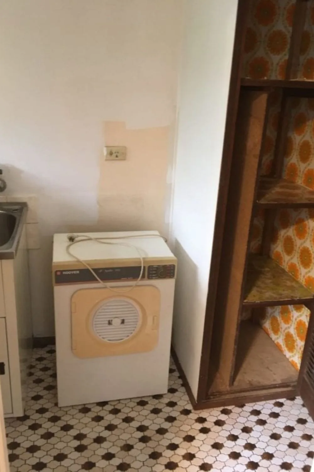 Brown laundry before renovation