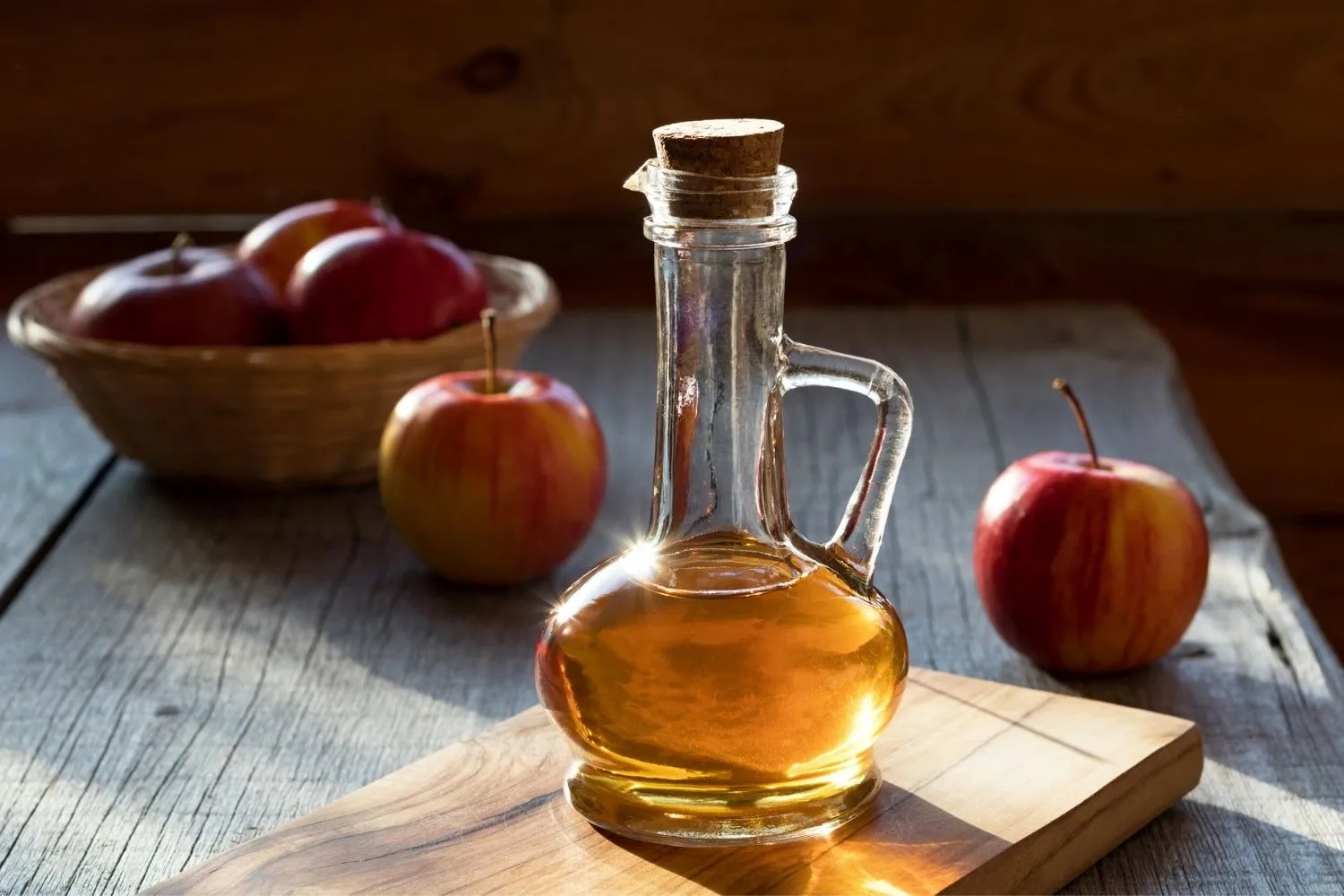 apple cider vingar in carafee and apples