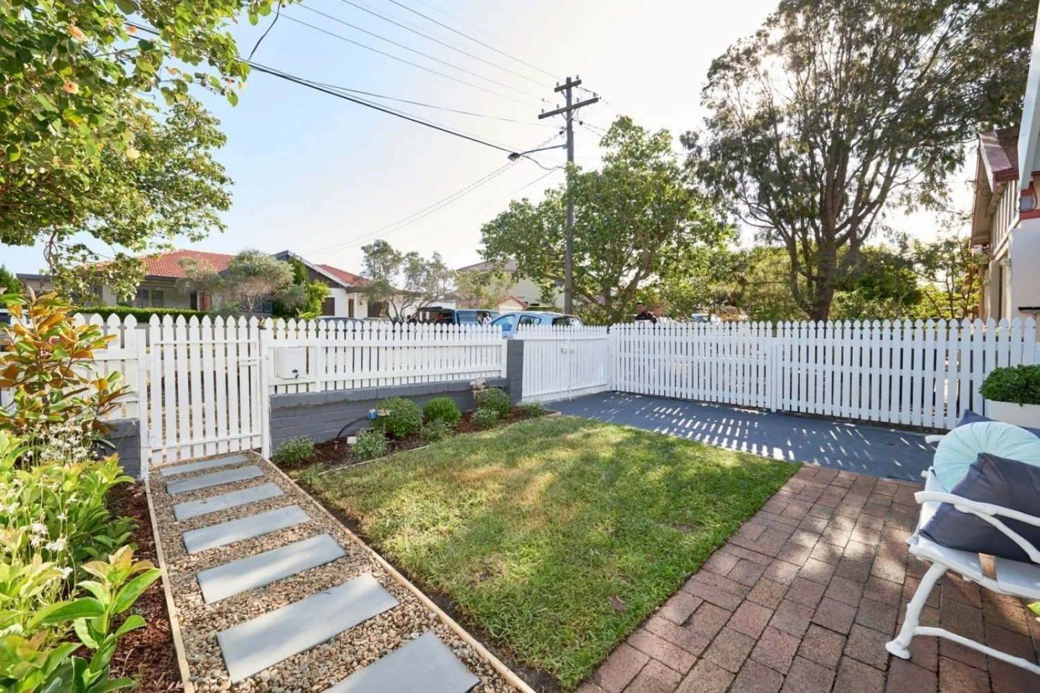 Small front garden with manicured square of lawn