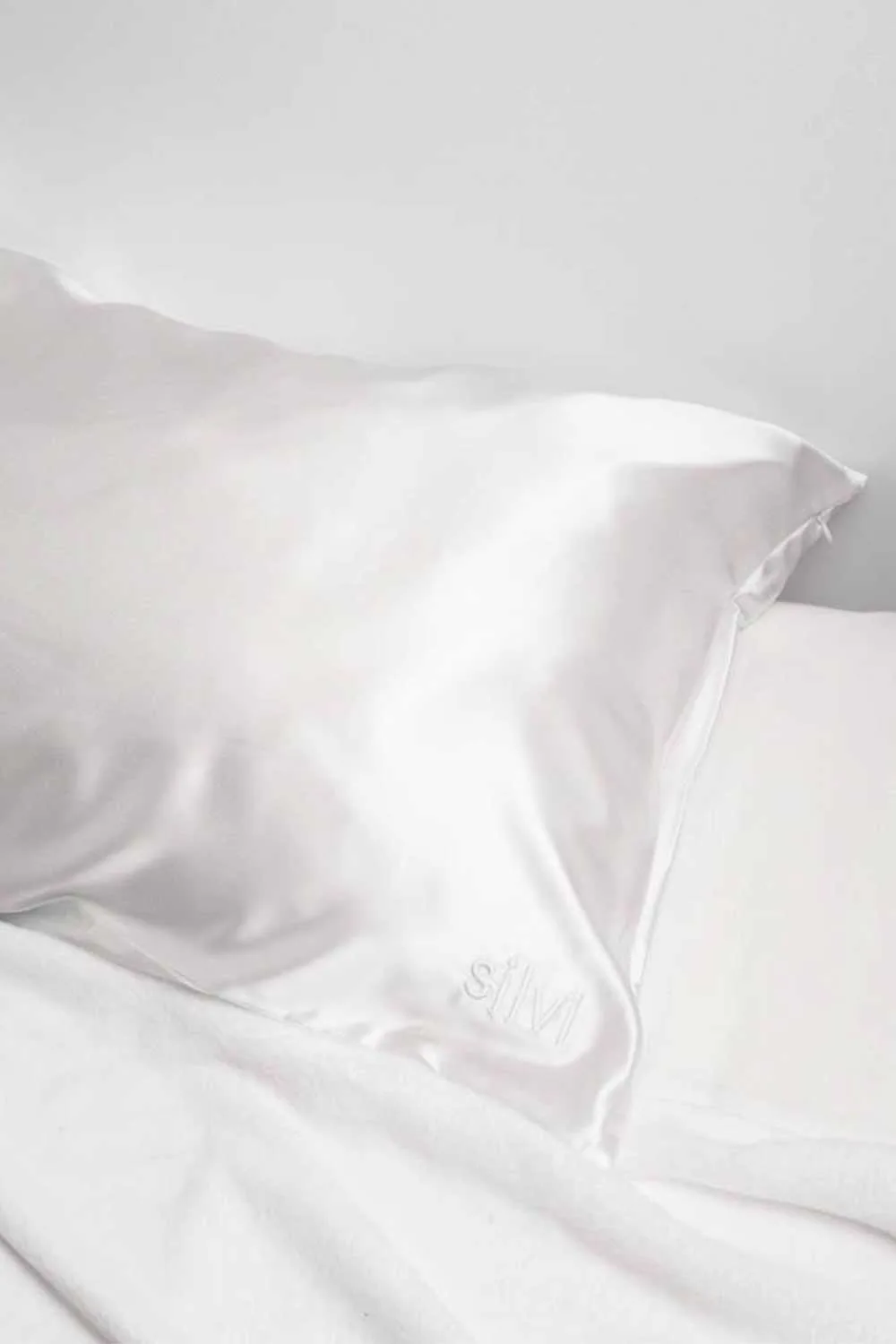 White anti-acne pillow case