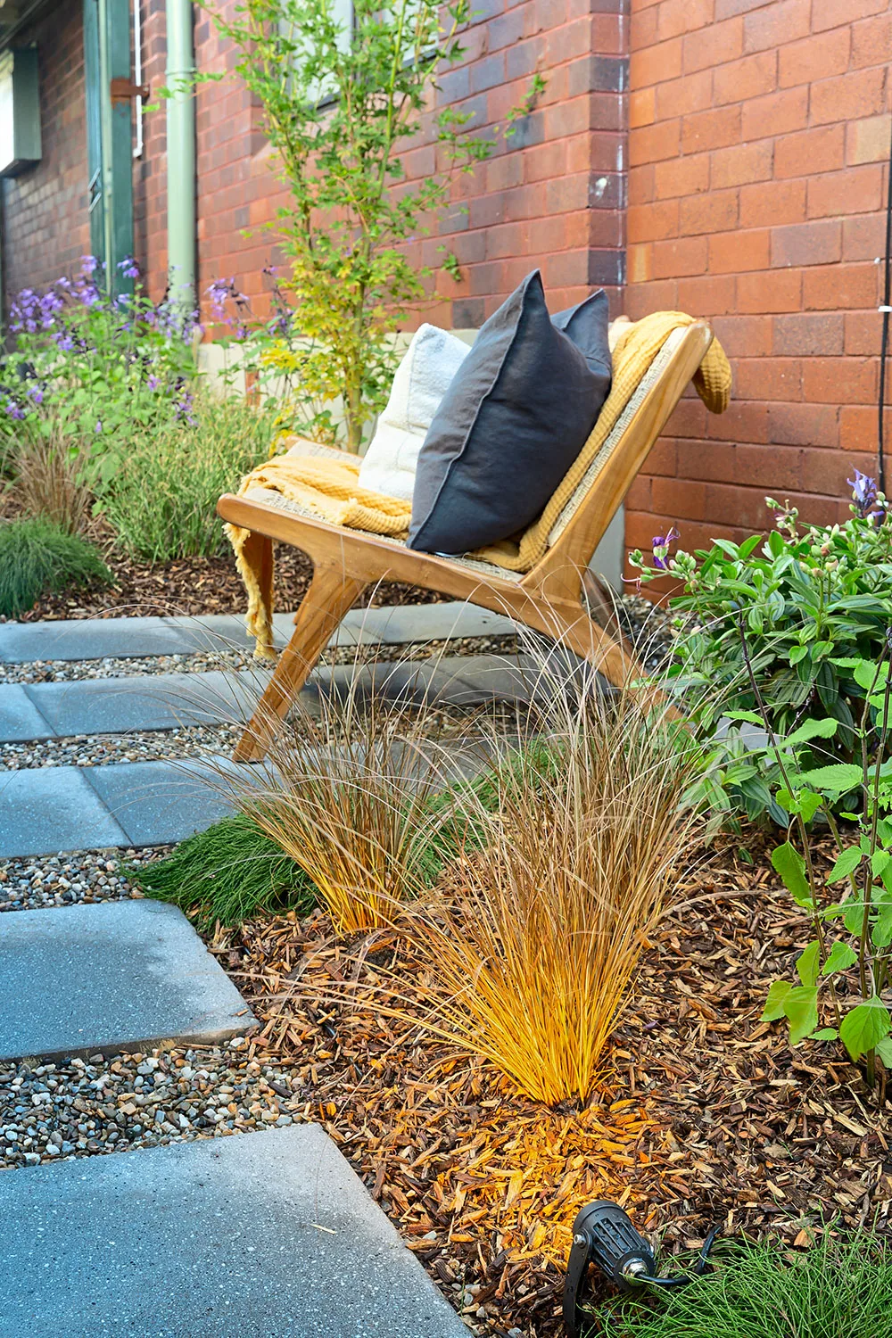 Garden seat in side garden