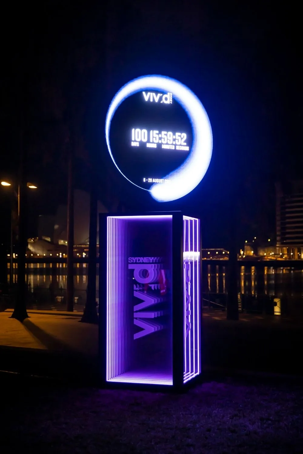 vivid clock