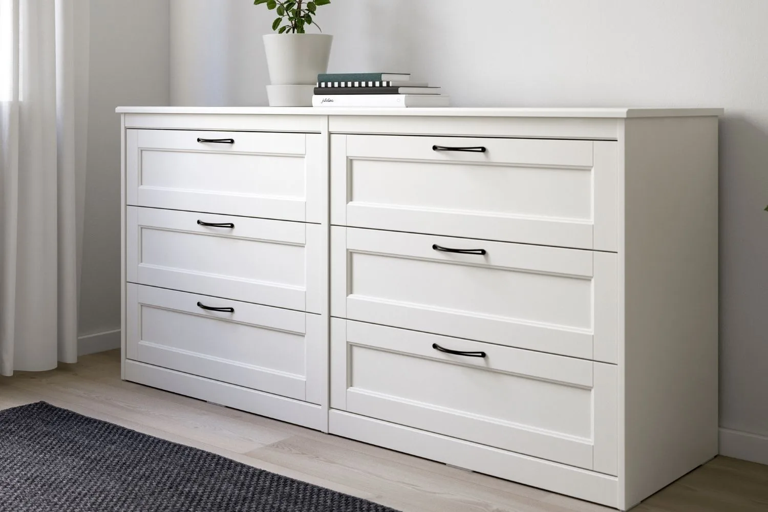 chest of drawers