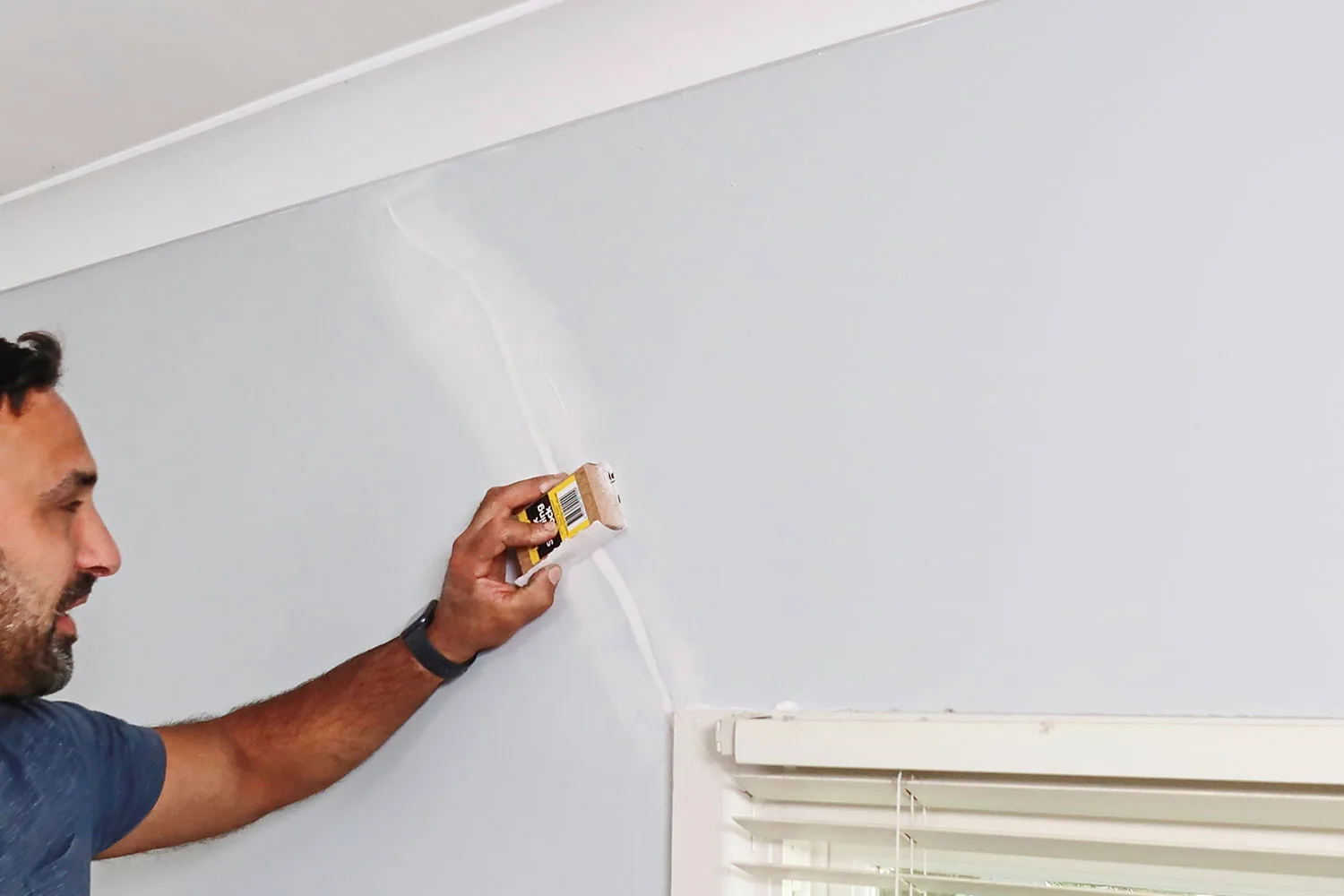 How to fix wall cracks: Step-by-step guide to repairing a crack in the ...