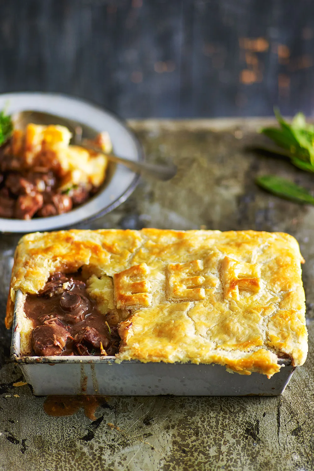 Beef and red wine pie