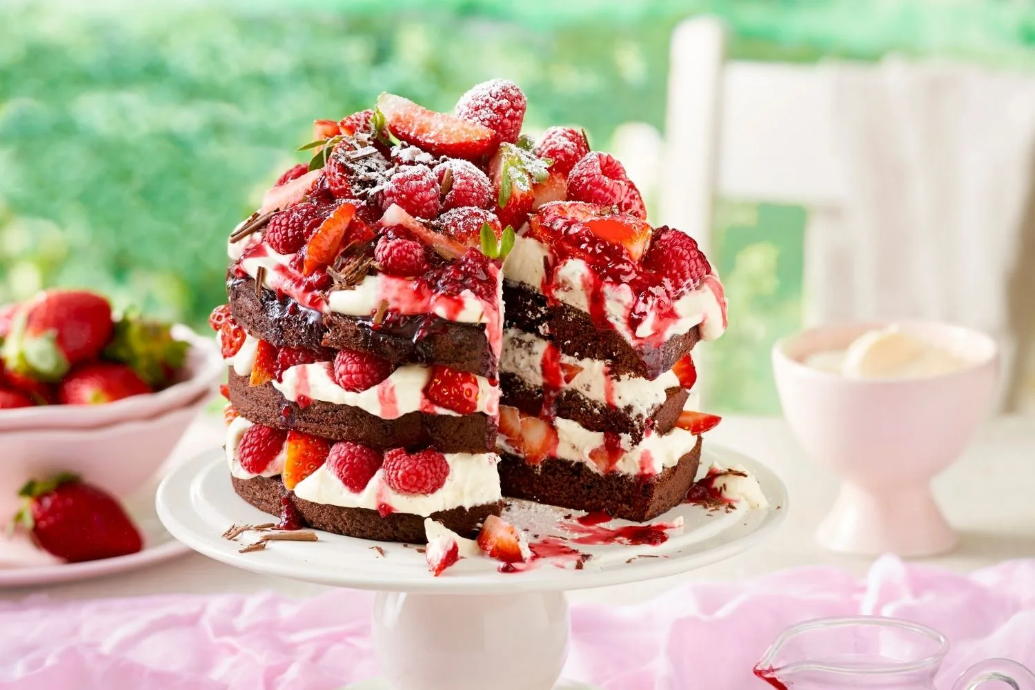 No-bake chocolate berry sponge cake