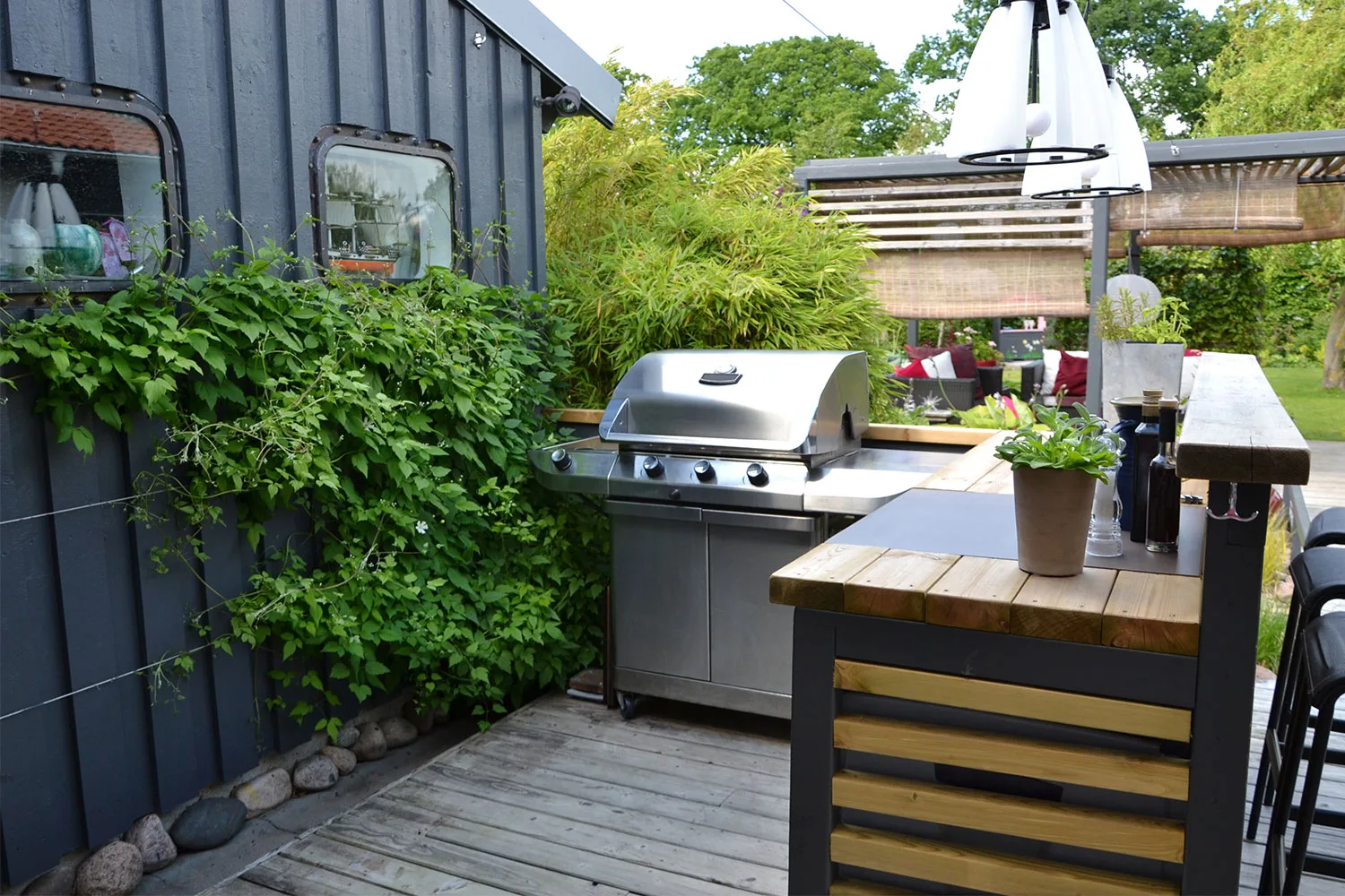 outdoor kitchen