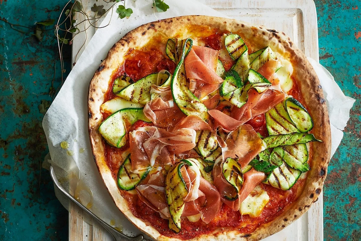 Prosciutto and zucchini pizza