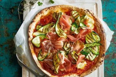 Prosciutto and zucchini pizza