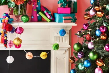 People who put up Christmas decorations early are happier