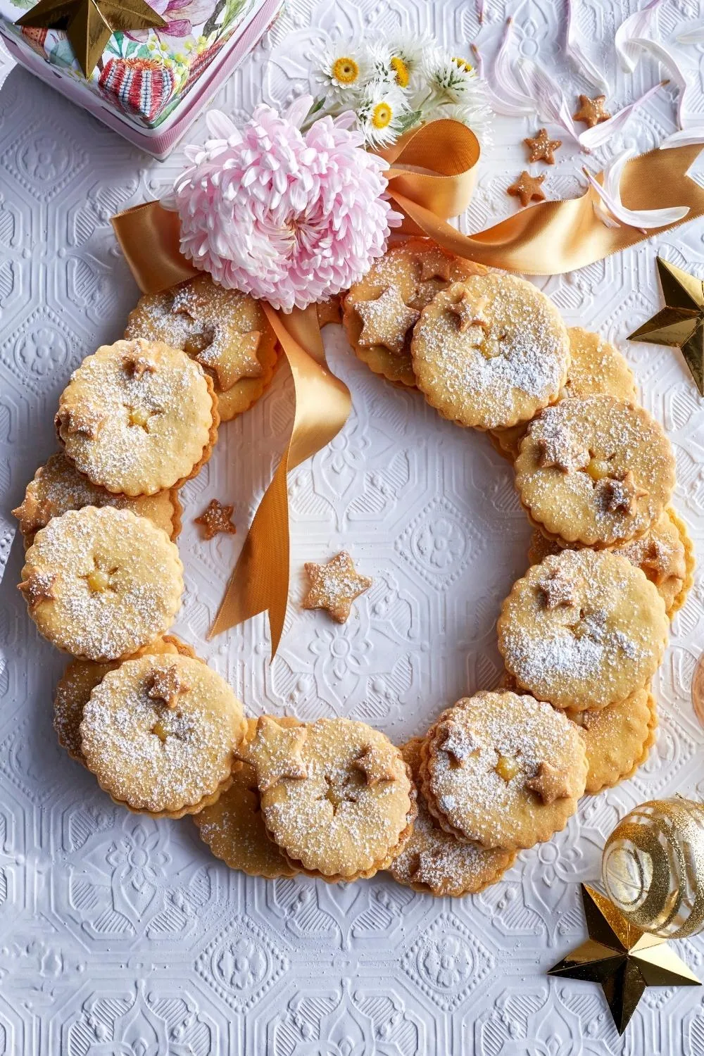 Lemon curd-filled biscuit wreath