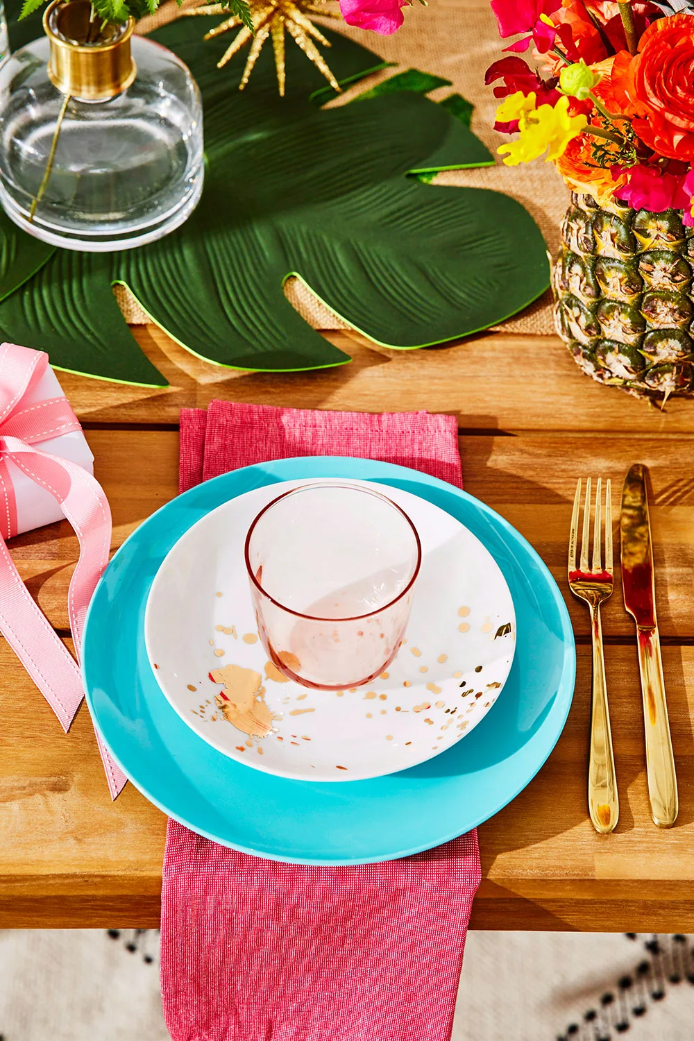 Tropical Christmas table decorations