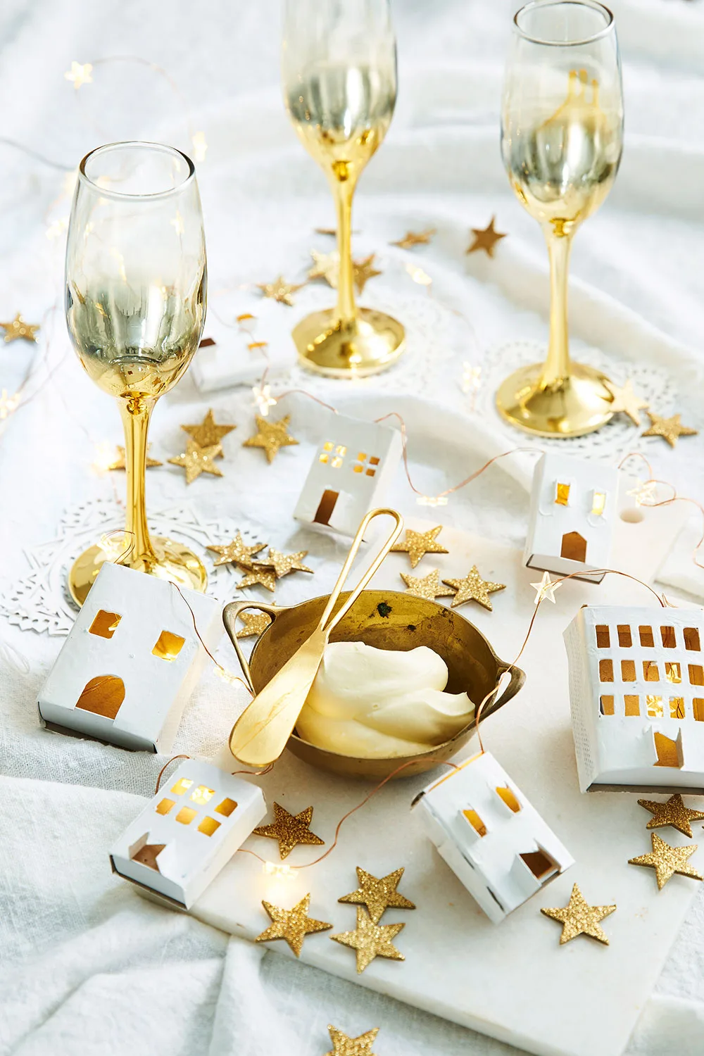 Gold Christmas table decorations