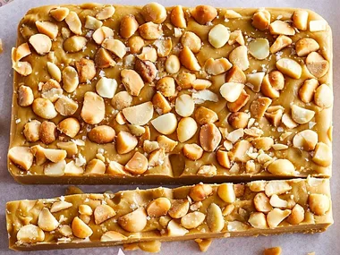 Caramel and macadamia fudge