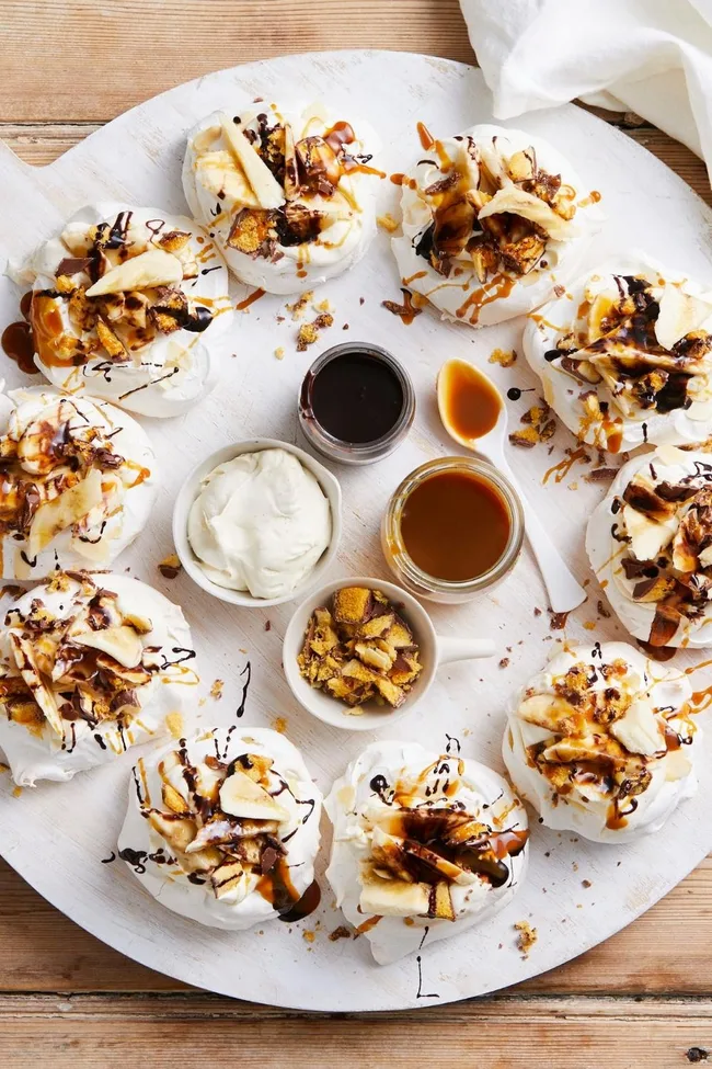 Banoffee pavlova wreath
