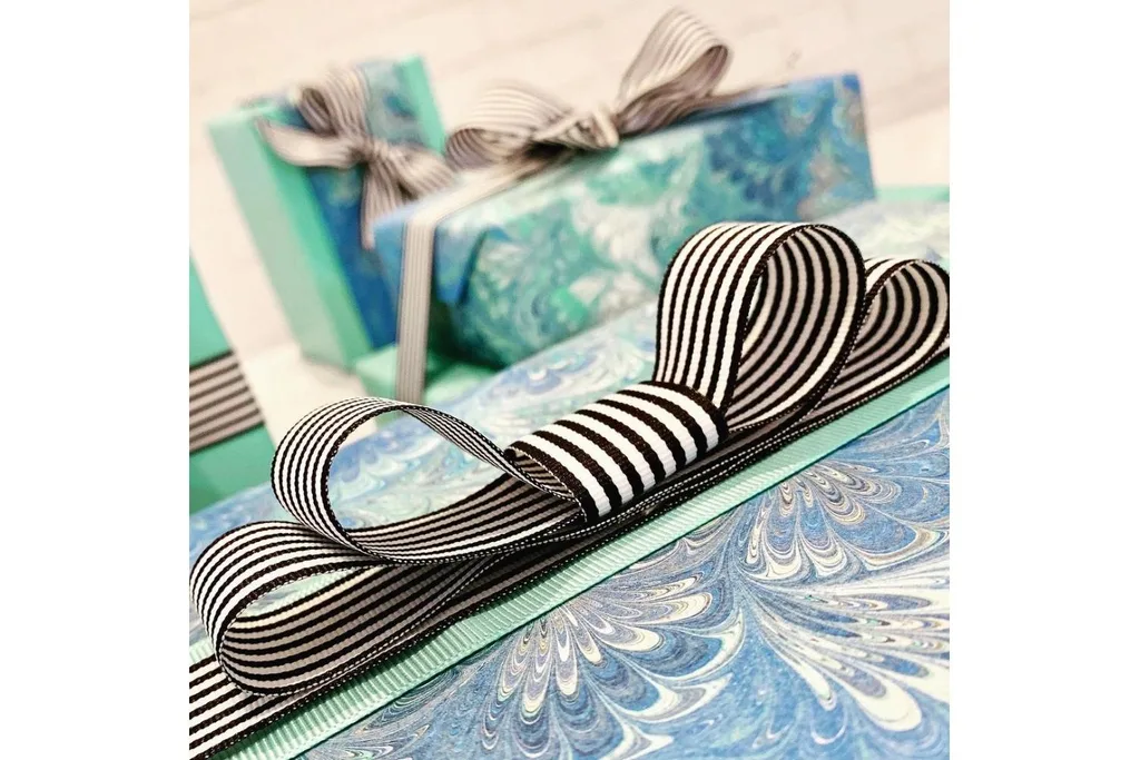 How to wrap Christmas gifts like professional
