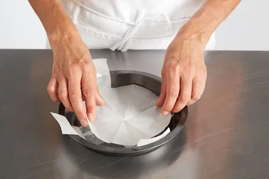 How to line a round pie tin with baking paper