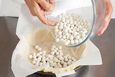 Filling tin with weights