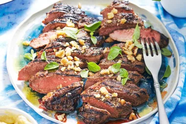 Barbecued lamb fillets with oregano, honey and cinnamon