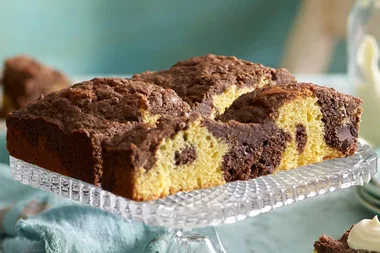 Marbled chocolate cake with crunchy top