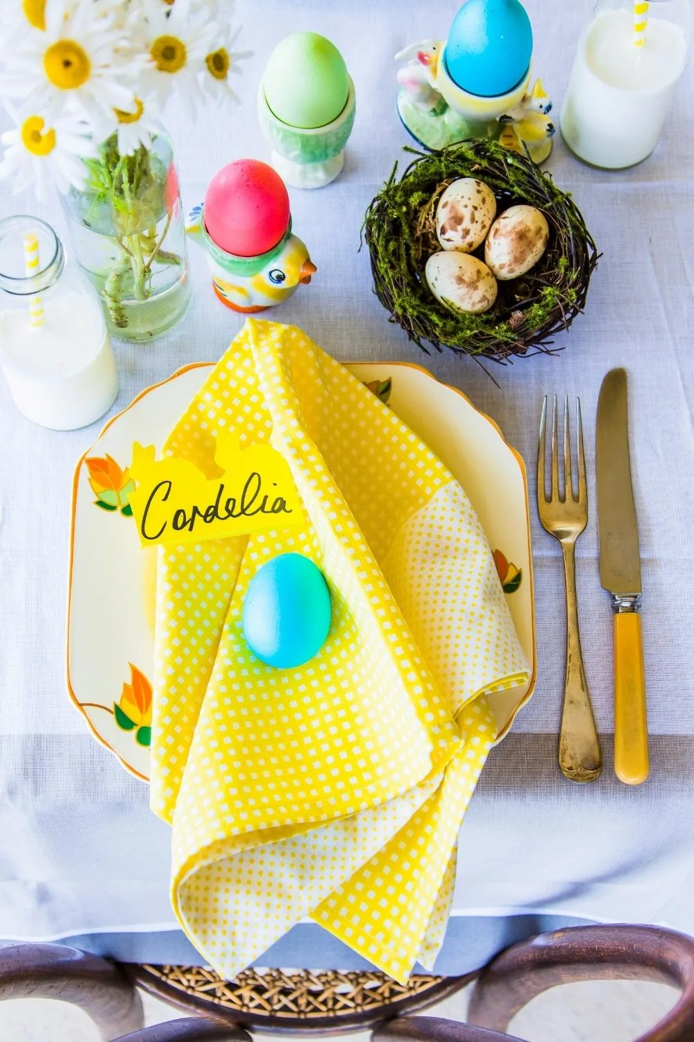 White and yellow napkins with polka dots